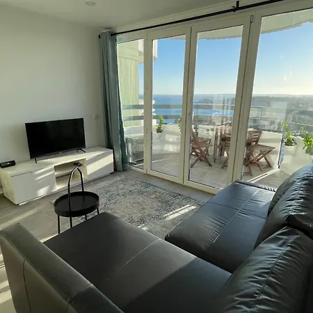 Seaview, Workspace, Pools, 150m To